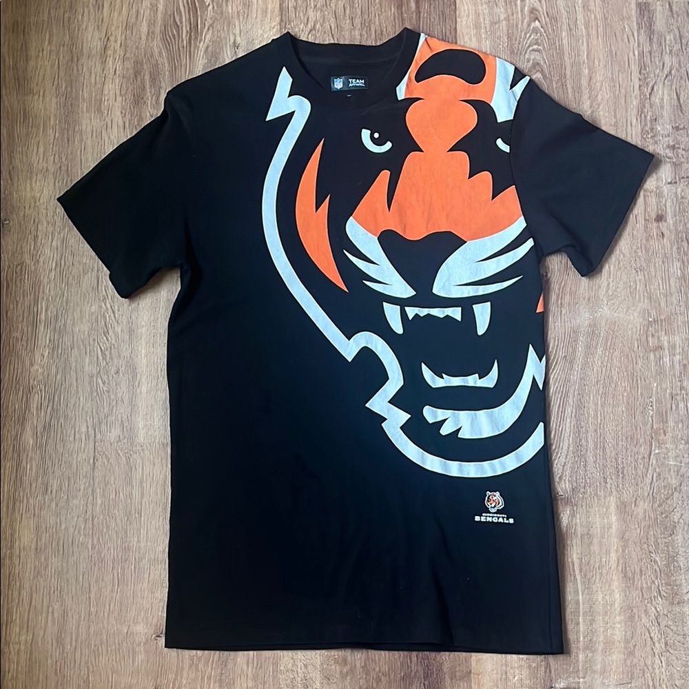 Men's Black and Orange Graphic T-Shirt